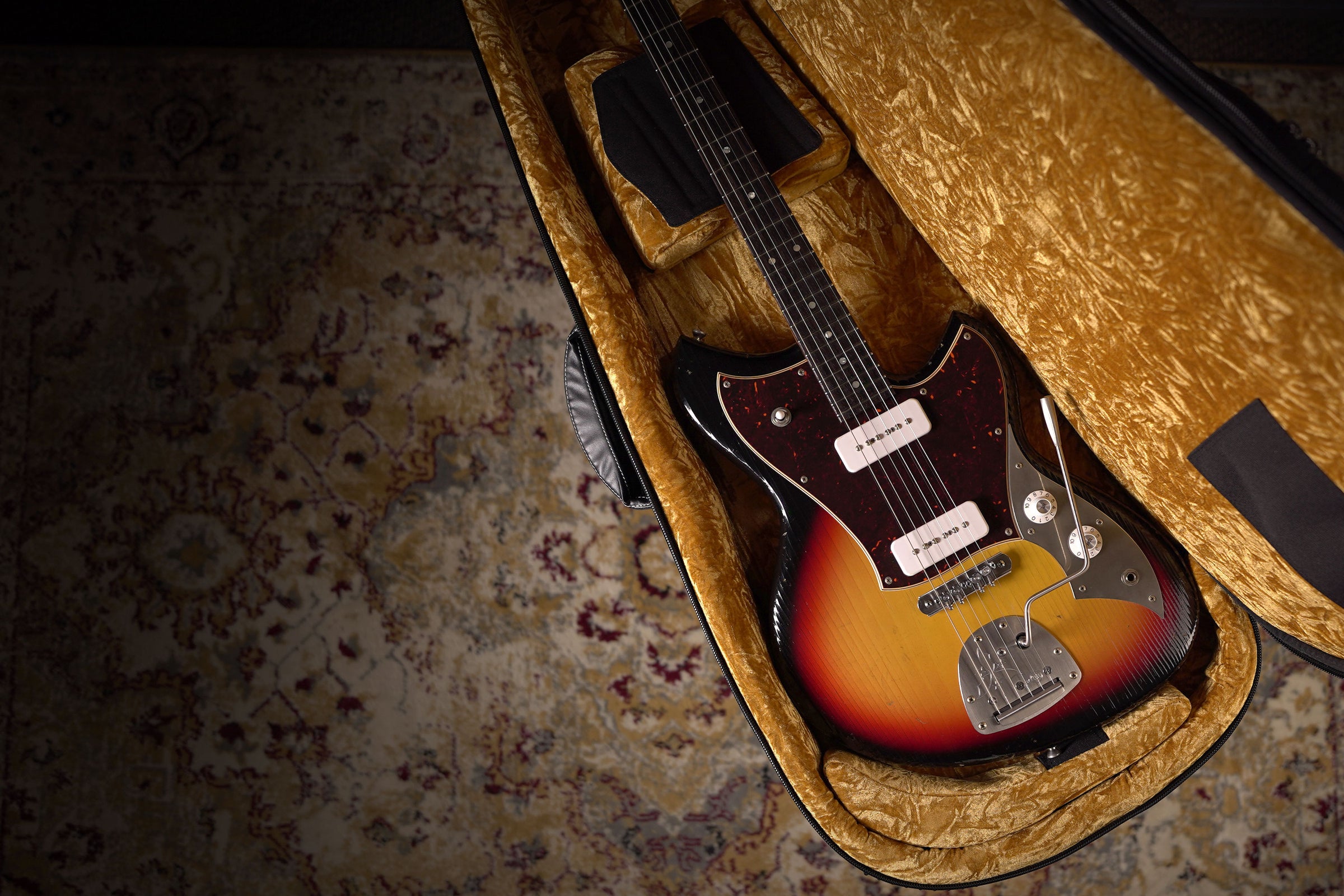 Novo Guitar in Gig Bag